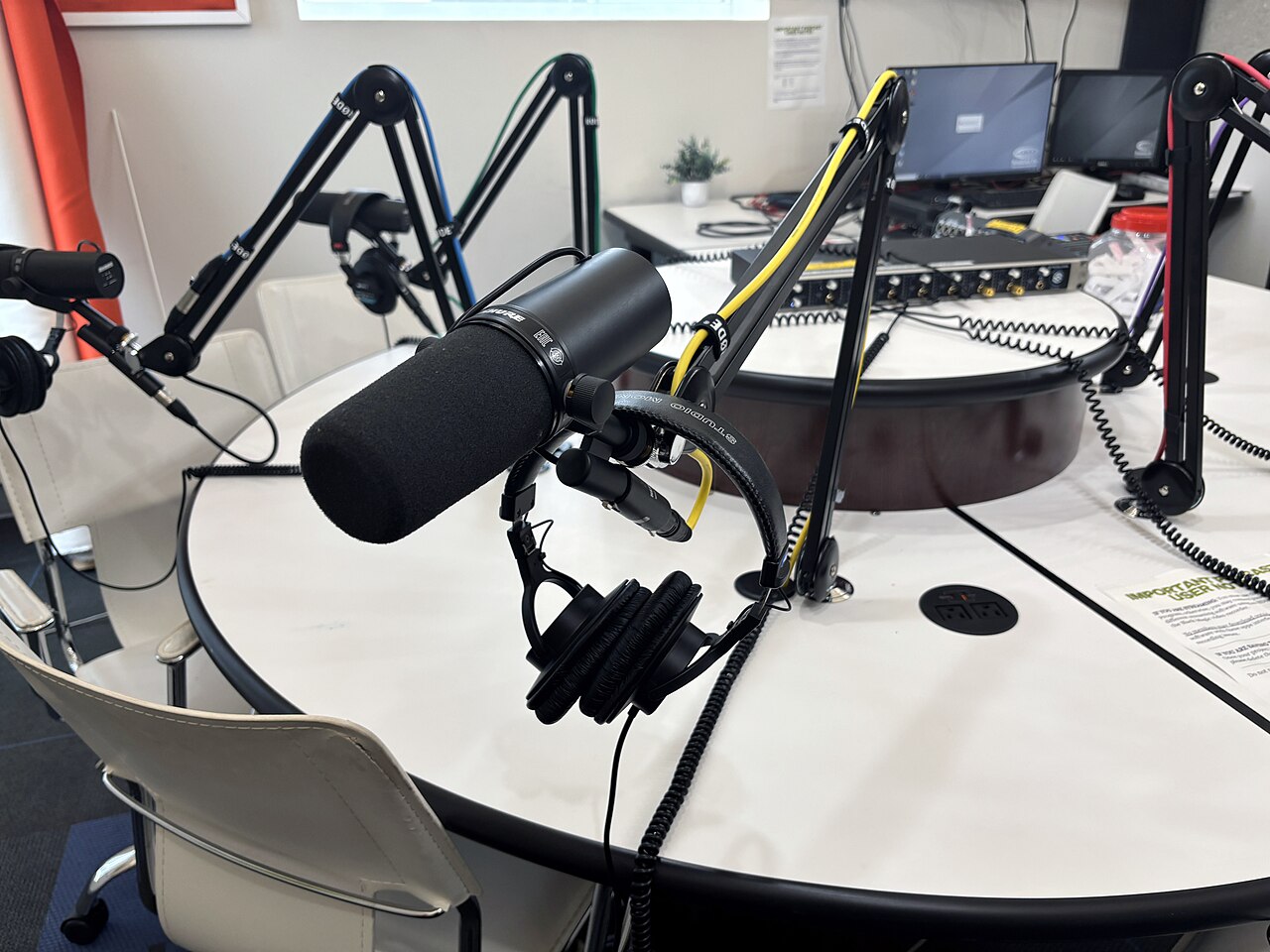 Podcast kayıt stüdyosunda profesyonel mikrofonlar