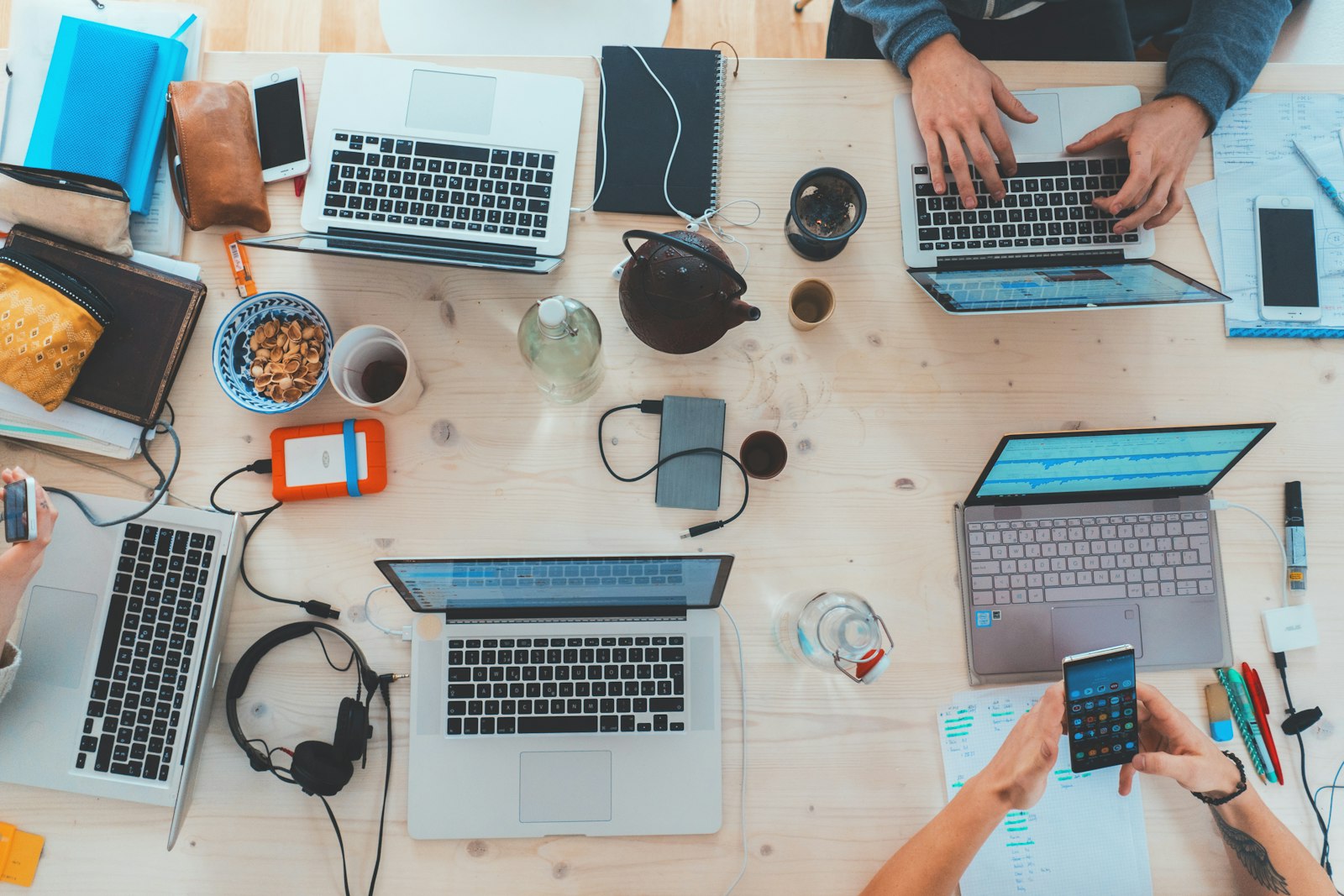 dijital pazarlama ekibi laptop ile strateji toplantısı yapıyor