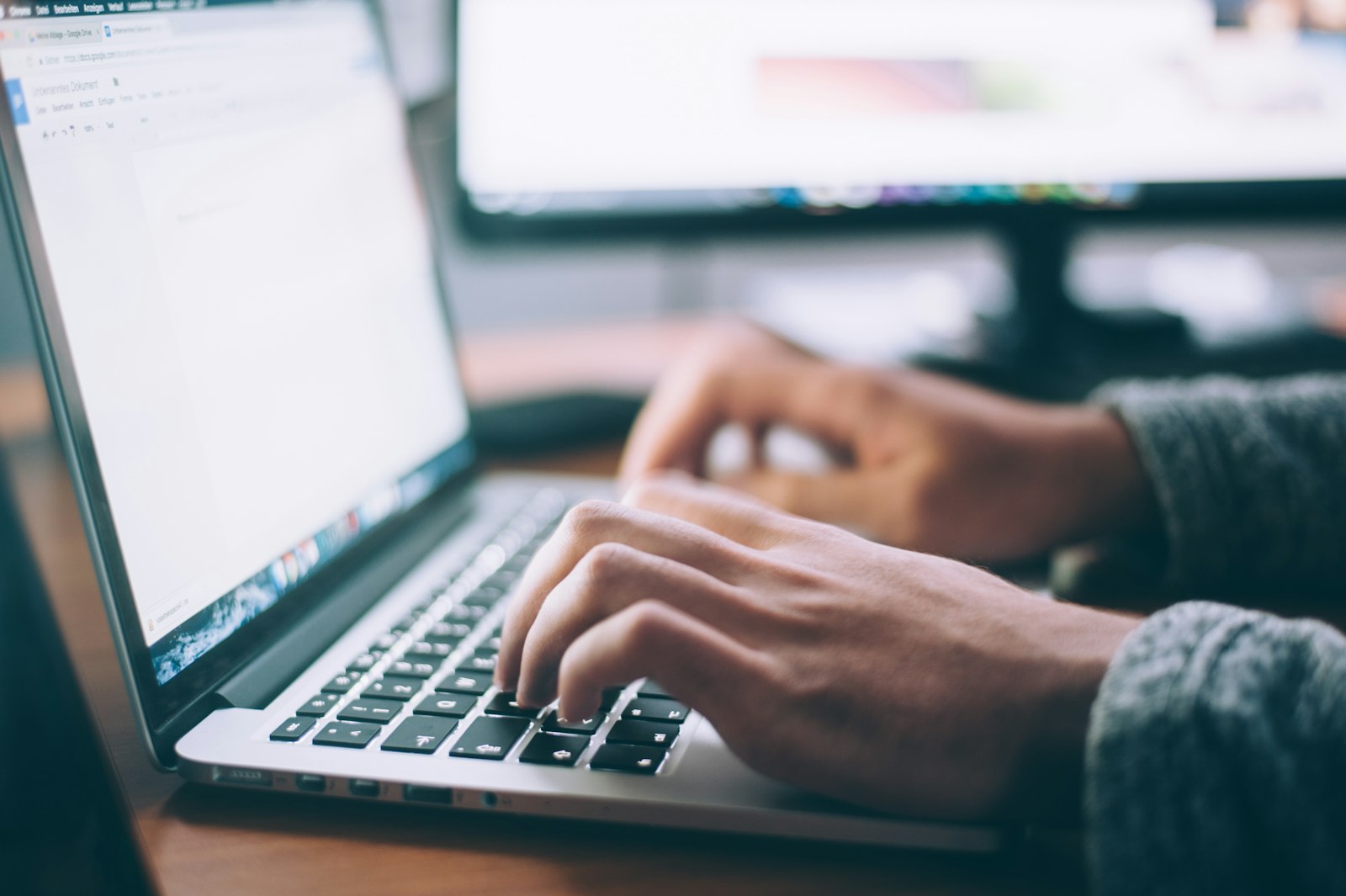 e-posta pazarlama kampanyası hazırlayan kişi laptopta yazıyor