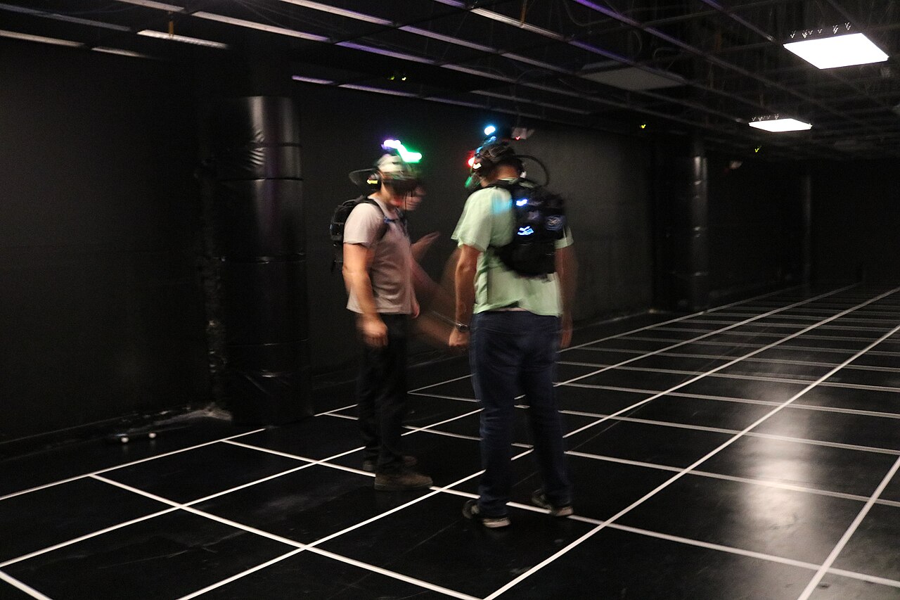 Sanal gerçeklik deneyimi yaşayan kullanıcı VR oyun alanında