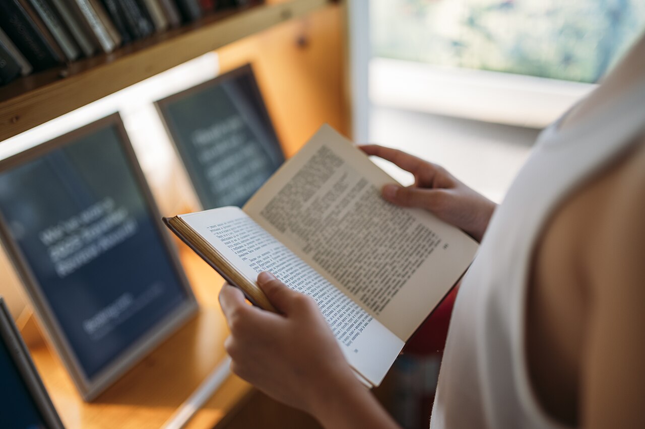 BookTok önerileriyle kitap okuyan genç okur
